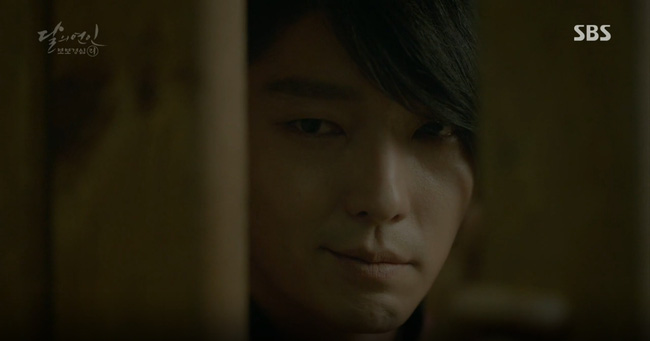 Moon Lovers: “Anh Tư” Lee Jun Ki tái hiện lại cảnh che mưa kinh điển trong Bộ Bộ Kinh Tâm! - Ảnh 11.