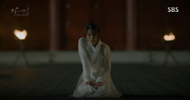 Moon Lovers: “Anh Tư” Lee Jun Ki tái hiện lại cảnh che mưa kinh điển trong Bộ Bộ Kinh Tâm! - Ảnh 22.