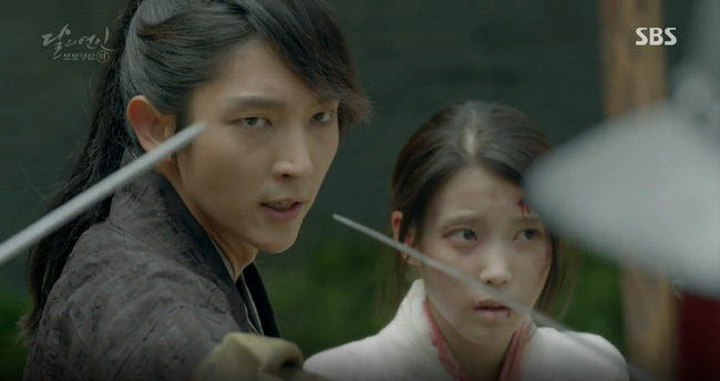 Moon Lovers: “Anh Tư” Lee Jun Ki tái hiện lại cảnh che mưa kinh điển trong Bộ Bộ Kinh Tâm! - Ảnh 20.