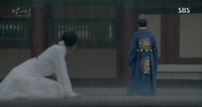 Moon Lovers: “Anh Tư” Lee Jun Ki tái hiện lại cảnh che mưa kinh điển trong Bộ Bộ Kinh Tâm! - Ảnh 28.