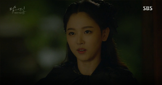 Moon Lovers: “Anh Tư” Lee Jun Ki tái hiện lại cảnh che mưa kinh điển trong Bộ Bộ Kinh Tâm! - Ảnh 16.