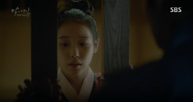 Moon Lovers: “Anh Tư” Lee Jun Ki tái hiện lại cảnh che mưa kinh điển trong Bộ Bộ Kinh Tâm! - Ảnh 7.