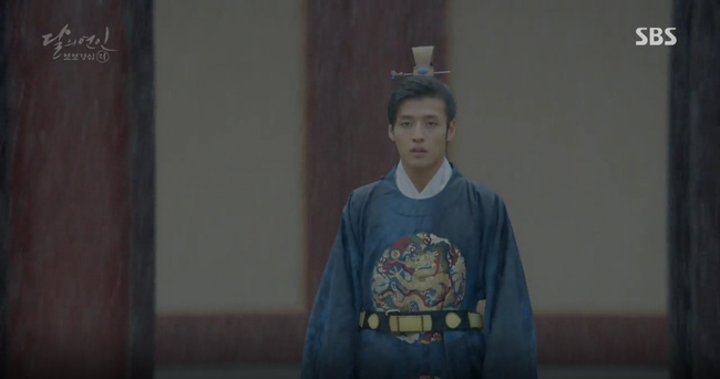 Moon Lovers: “Anh Tư” Lee Jun Ki tái hiện lại cảnh che mưa kinh điển trong Bộ Bộ Kinh Tâm! - Ảnh 26.