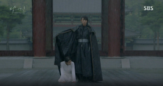 Moon Lovers: “Anh Tư” Lee Jun Ki tái hiện lại cảnh che mưa kinh điển trong Bộ Bộ Kinh Tâm! - Ảnh 31.