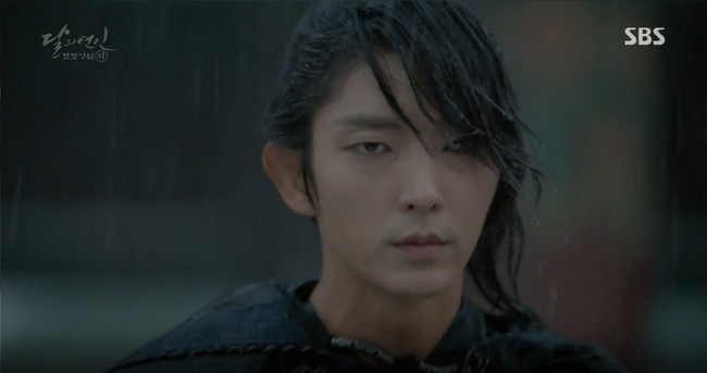 Moon Lovers: “Anh Tư” Lee Jun Ki tái hiện lại cảnh che mưa kinh điển trong Bộ Bộ Kinh Tâm! - Ảnh 29.