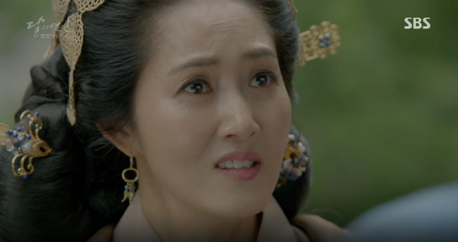Moon Lovers: “Anh Tư” Lee Jun Ki tái hiện lại cảnh che mưa kinh điển trong Bộ Bộ Kinh Tâm! - Ảnh 13.