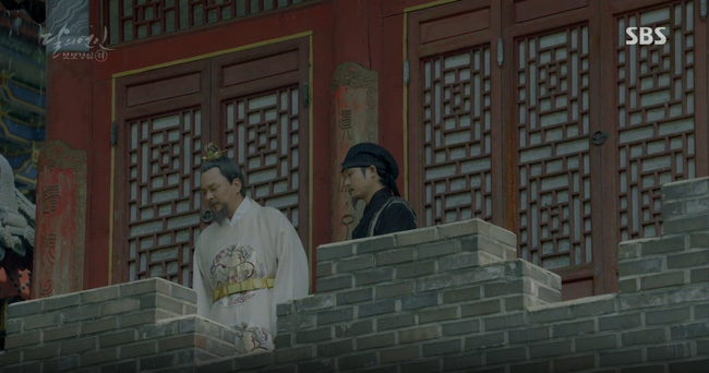 Moon Lovers: “Anh Tư” Lee Jun Ki tái hiện lại cảnh che mưa kinh điển trong Bộ Bộ Kinh Tâm! - Ảnh 35.