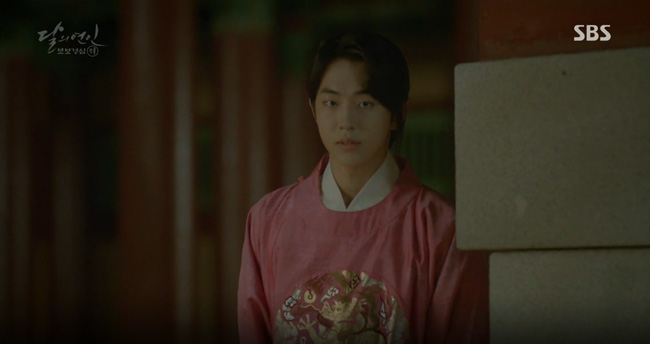 Moon Lovers: “Anh Tư” Lee Jun Ki tái hiện lại cảnh che mưa kinh điển trong Bộ Bộ Kinh Tâm! - Ảnh 23.