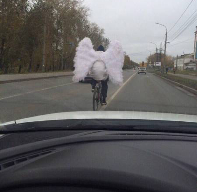 Wow, 'thiên thần' gì mà lại đi xe đạp thế kia?