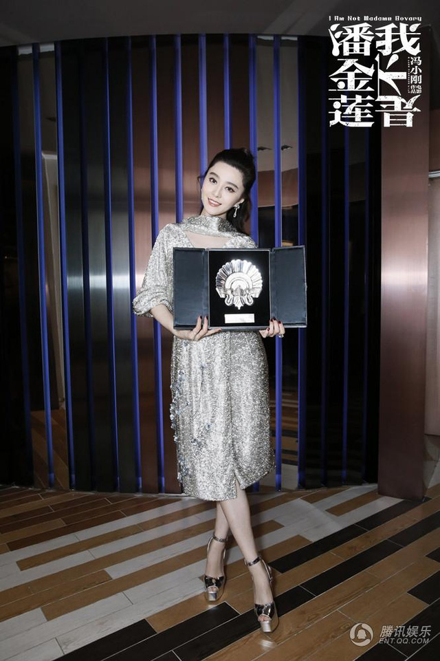  Nữ diễn viên xinh đẹp khoe giải thưởng dành cho Nữ diễn viên chính xuất sắc nhất mà cô gặt hái được từ LHP quốc tế Sebastian năm 2016 với vai diễn trong bộ phim I am not Pan Jinlian. 