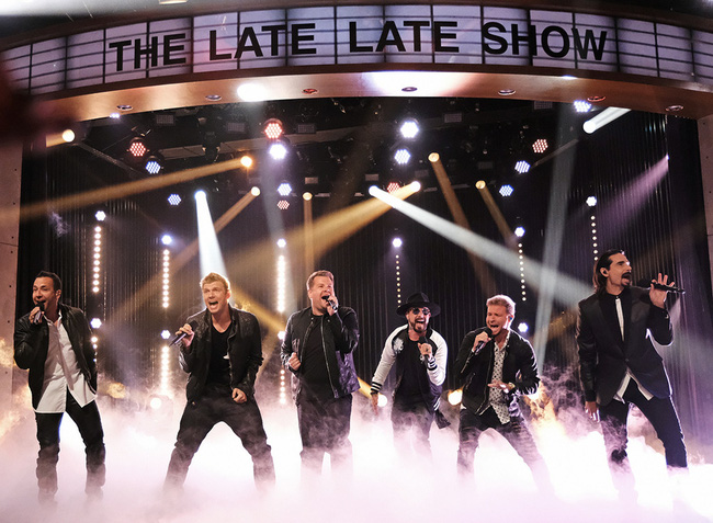 Backstreet Boys trở lại với sân khấu vũ đạo củ chuối đúng chất boyband xưa - Ảnh 1.