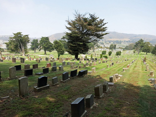  17 nghĩa địa nằm trong thị trấn chỉ vỏn vẹn 5km2. 