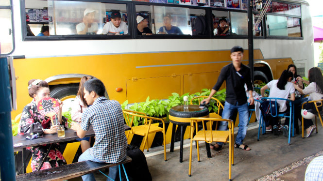 “Hành khách” ngồi trên xe Bus uống cà phê  trong không gian của quán “Bus Coffe” - Ảnh: THÁI THỊNH