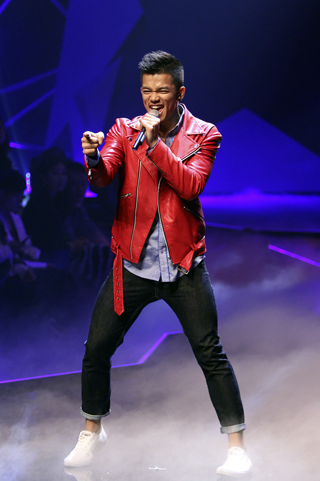 Quán quân Vietnam Idol Trọng Hiếu trình diễn một tiết mục sôi động trước giờ công bố kết quả.