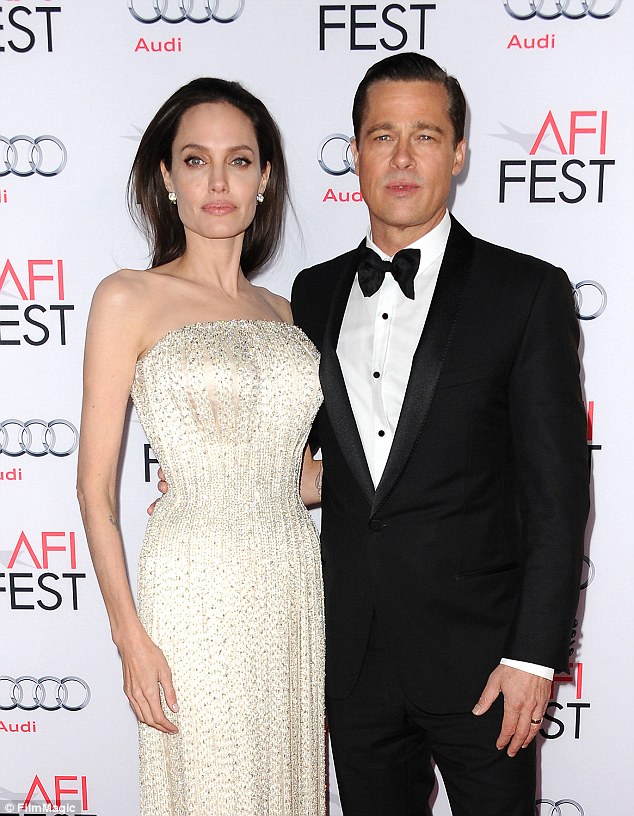  Brad Pitt hoàn toàn suy sụp sau khi Angelina Jolie đệ đơn ly dị. 