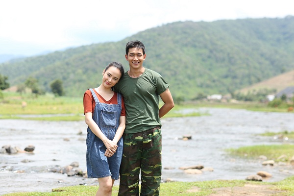 Angela Phương Trinh tay trong tay với “soái ca quân nhân” Võ Cảnh bên sông - Ảnh 5.