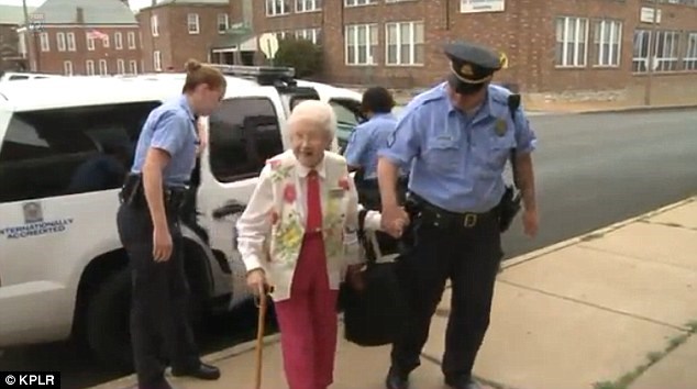  Cảnh sát áp giải cụ bà 102 tuổi. (Nguồn: KPLR) 