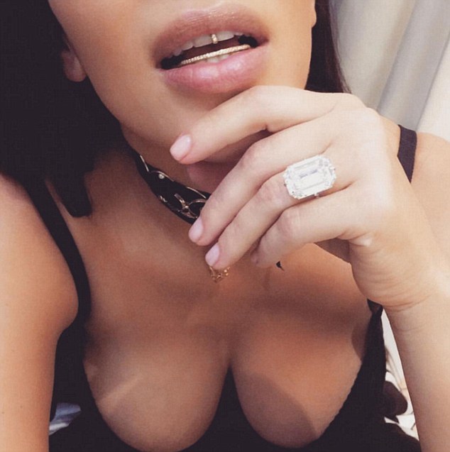  Kim Kardashian khoe chiếc nhẫn đính hôn đắt tiền trên mạng xã hội trước khi vụ trộm xảy ra. 