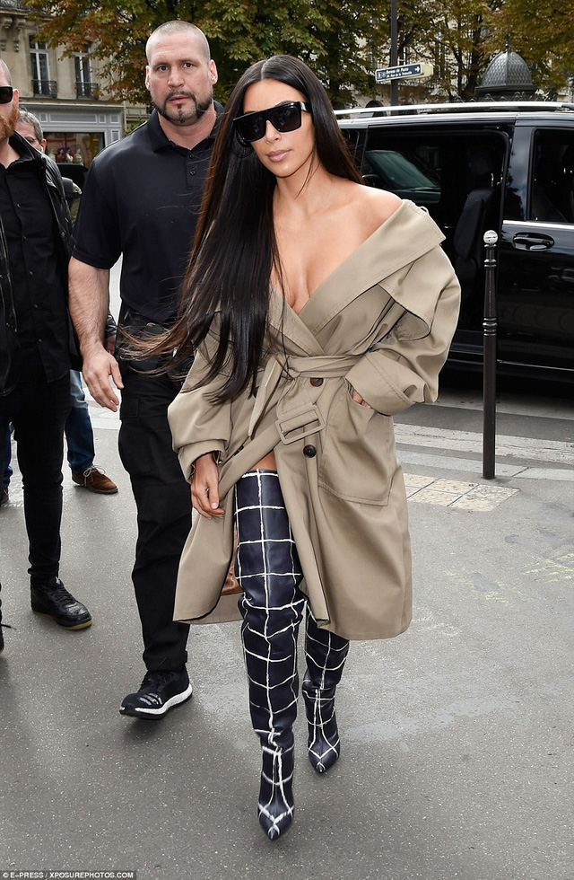  Kim Kardashian vẫn tin tưởng vệ sĩ Pascal Duvier dù anh bị chỉ trích đã không ở bên ngôi sao nổi tiếng khi trộm đột nhập vào căn hộ của Kim tại Pháp. 