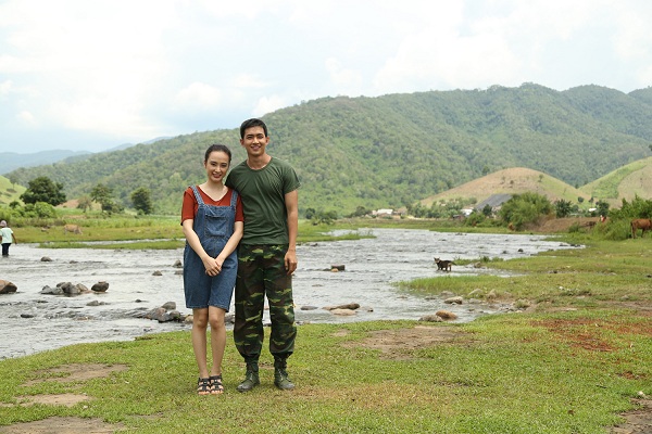 Angela Phương Trinh tay trong tay với “soái ca quân nhân” Võ Cảnh bên sông - Ảnh 6.