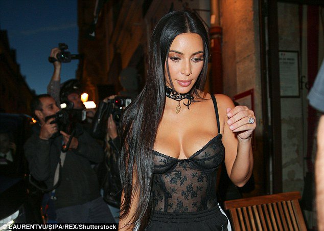  Cảnh sát Pháp đang bắt tay vào việc điều tra tung tích 5 tên cướp đã cướp đi số nữ trang đắt tiền của Kim Kardashian nhưng việc điều tra gặp nhiều khó khăn 