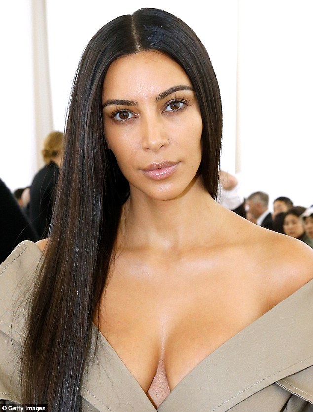  Cách đây ít ngày, Kim Kardashian hoảng loạn sau khi bị 5 tên cướp đột nhập vào nhà cô tại Paris, dí súng vào đầu cô rồi sau đó cướp đi số nữ trang trị giá gần 11 triệu đô la mà Kim là chủ sở hữu 