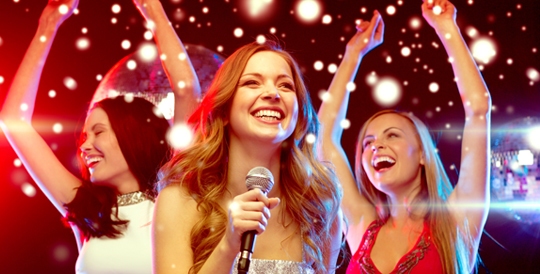 Không đủ tiền trả karaoke, chàng trai gán nợ cả bạn gái