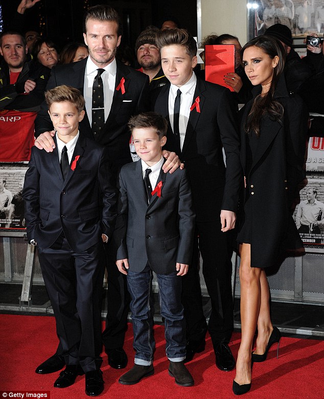  Vợ chồng Beckham có 4 đứa con: Brooklyn, 17 tuổi, Romeo, 14, Cruz, 11, Harper, 5 tuổi. 