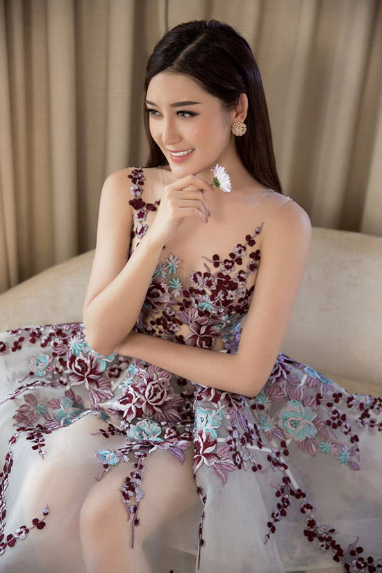 huyen-my-khoe-dang-goi-cam-trang-diem-sac-sao-kieu-tay