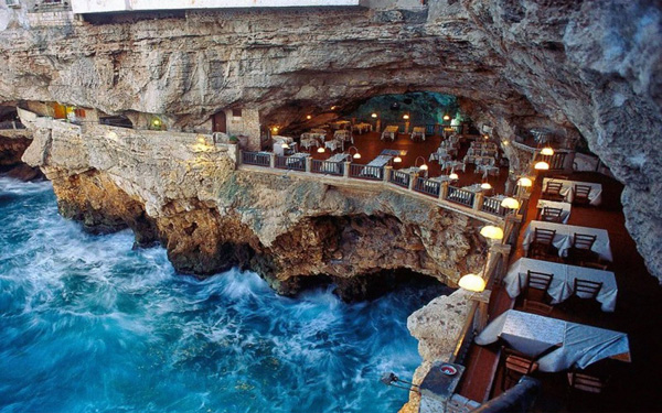 Một bữa ăn trong hang động với những điêu khắc của thiên nhiên hẳn sẽ mang đến cảm giác mới lạ cho nhiều thực khách. Nhà hàng này nằm trong một hang đá hình bán nguyệt với đường kính 30 mét. 