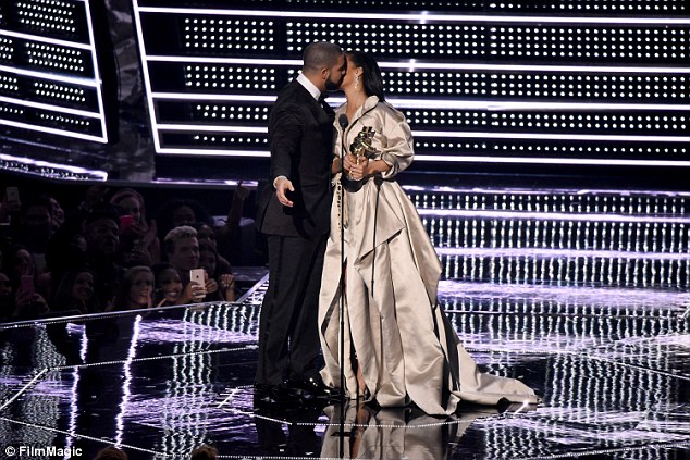  Drake tỏ tình với Rihanna tại lễ trao giải MTV năm 2016, hồi tháng 8/2016. 