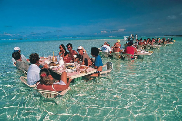 Du khách có thể thưởng thức bữa trưa giữa làn nước trong vắt, hướng tầm nhìn ra biển và tận hưởng không khí mát lành của đại dương.Là một hòn đảo nhỏ thuộc quần đảo Leeward của Pháp, Bora Bora được ví như một thiên đường hạ giới cho những người yêu thích du lịch biển. 