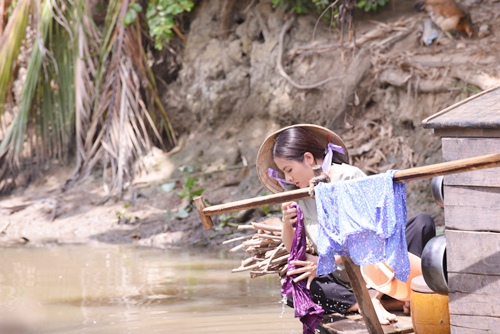 van trang bung bau lenh denh tren ghe trong "dong nho" - 6