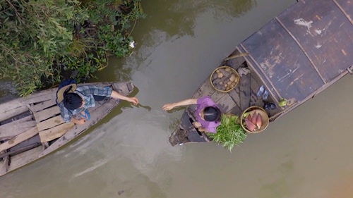 van trang bung bau lenh denh tren ghe trong "dong nho" - 7