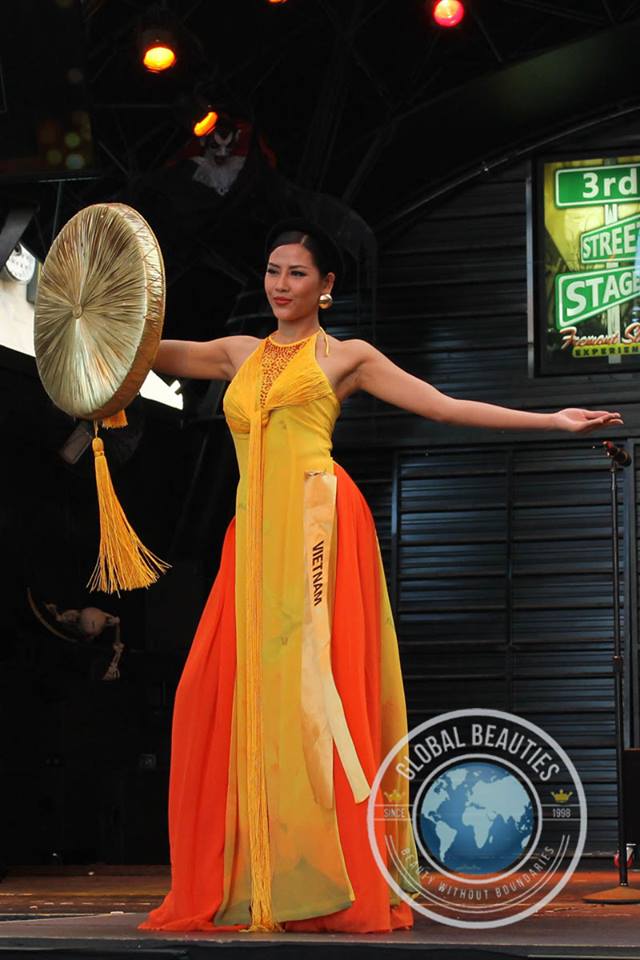  Nguyễn Thị Loan trong phần thi trình diễn trang phục truyền thống. 