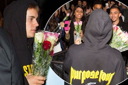 Justin Bieber lịch thiệp tặng hoa người hâm mộ