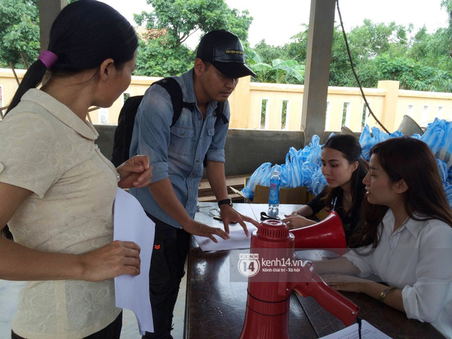 MC Phan Anh khi trao những phần quà đầu tiên:  Mọi người thuơng con thì xếp hàng ngay ngắn vào ạ 