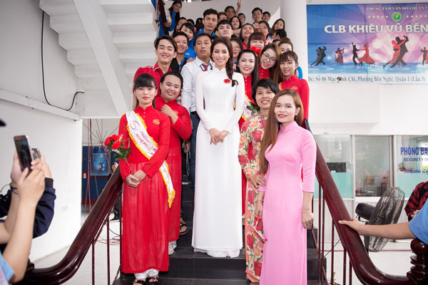 Phạm Hương chụp ảnh kỷ niệm với thầy cô và các bạn sinh viên.