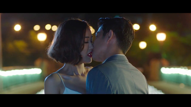 Maya và Huy Khánh trong một cảnh hôn của phim Sài Gòn, Anh yêu em.
