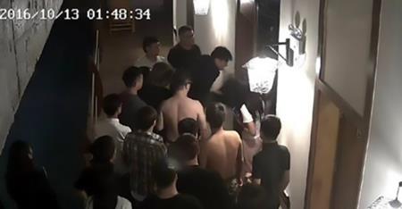 Ông Zhang phẫn nộ kéo ông Lei và bạn gái ra khỏi phòng