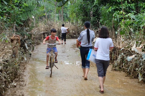 ngoc han bo sinh nhat me de den ha tinh cuu tro dong bao vung lu - 5