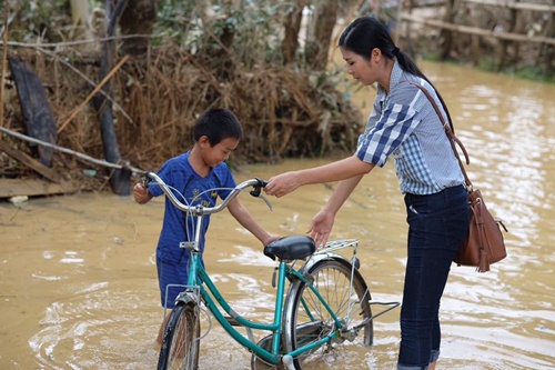 ngoc han bo sinh nhat me de den ha tinh cuu tro dong bao vung lu - 4