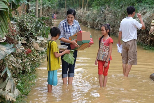 ngoc han bo sinh nhat me de den ha tinh cuu tro dong bao vung lu - 1