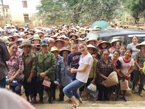Khánh Thi đưa Kubi về miền Trung trao quà cho dân vùng lũ