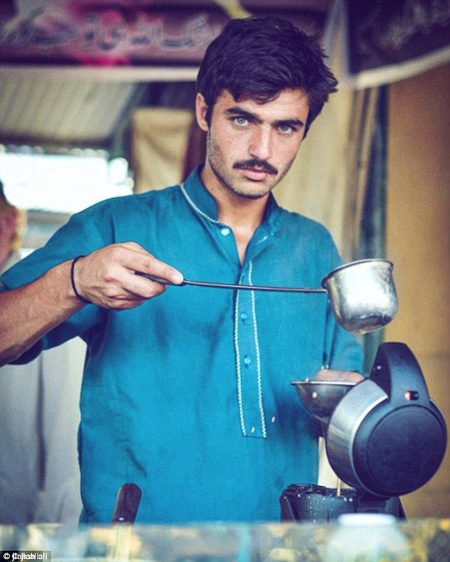 Arshad Khan đang pha trà cho khách trong quầy hàng giải khát của mình. Ảnh: Jiah Ali