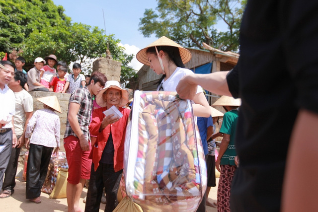 Cô và đoàn từ thiện đã chia quà và tiền mặt thành 7 phần để ủng hộ cho người dân 6 xã thuộc huyện Quảng Trạch và trung tâm nuôi dưỡng trẻ em khuyết tật Vinsente cũng nằm trong khu vực này.