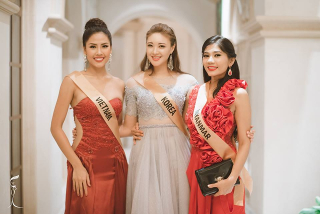  Nguyễn Thị Loan của Việt Nam (ngoài cùng bên trái) tham gia tiệc cùng thí sinh các nước của cuộc thi Hoa hậu hòa bình thế giới 2016, ngày 23/10. 