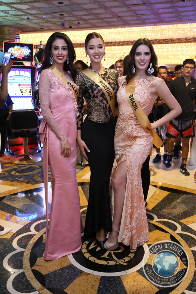  Hoa hậu Bồ Đào Nha (giữa) cùng Hoa hậu Malaysia và Hoa hậu Brazil 