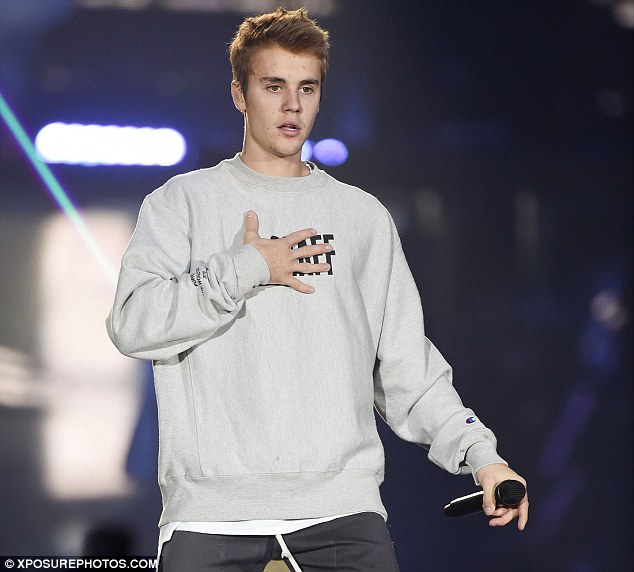 Justin Bieber quăng mic, bỏ sân khấu giữa concert vì fan la ó cho rằng anh nói lắm - Ảnh 1.