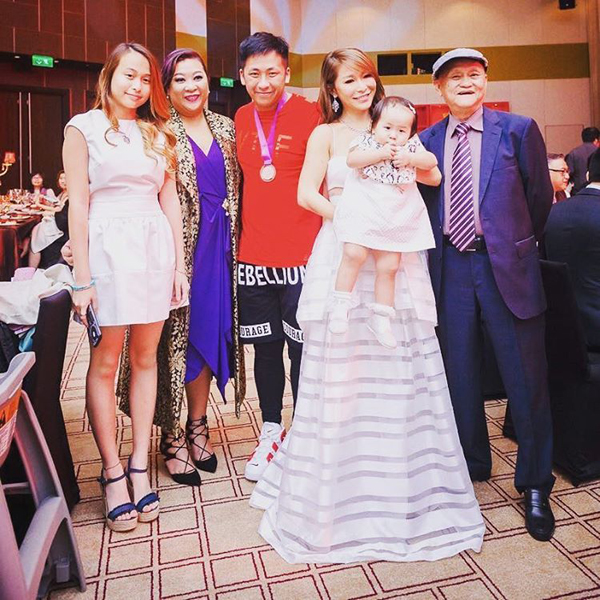 Gia đình của Tuệ Linh gồm hai con gái, con trai riêng của Alvin, bố chồng, chị chồng... cũng đến ủng hộ